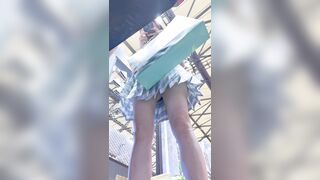 【KFC】JK制服を着た女子校生が買い物に行く。携帯電話を買うことに集中し、跡形もない下着が露出することを気にしない ipcam