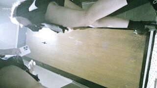12月に流出した新しい写真には、バーの女性が女性用トイレで写真を撮り、それを高級品として販売している様子が写っている❤️ ダブルキル ipcam (3)