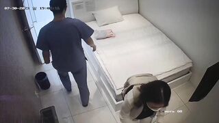 [ハッキングされたカメラ] クリニックで若い女性が性器に軟膏を塗られていた china ipcam