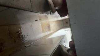 女性が乾いたトイレをこっそり撮影しながら拍手をする - 画面いっぱいに糞便が映る、下痢エピソード34 toilet 2 04