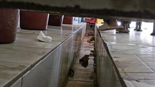 女性が乾いたトイレをこっそり撮影しながら拍手をする - 画面いっぱいに糞便が映る、下痢エピソード34 toilet 3 07