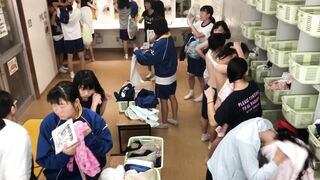 学生の着替えパラダイス 集団生着替え脱衣所③ voyeur jp 170526