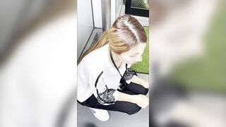 休憩所の胸チラ 同じオフィスビル内 通信メンテ系会社のol 美人女性の喫煙中の胸チラ voyeur jp