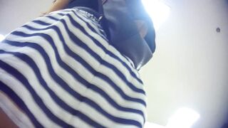 美人 子連れ人妻パンチラ逆さ撮り04 voyeur jp