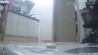 (신작) 젊은 커플이 세 번 성관계를 가졌습니다. 거실에 설치된 카메라가 두 사람의 성관계 소리를 녹화했습니다. 여성의 신음 소리는 매우 컸습니다 korean porn vip ipcam
