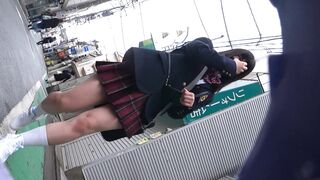 撮影バレ電車内でエロいパンティ見せつけるjk voyeur jp